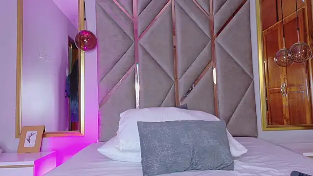 Lola King online show from 02/19/25, 08:33