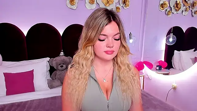 ZaraBloom online show from 11/18/25, 03:23