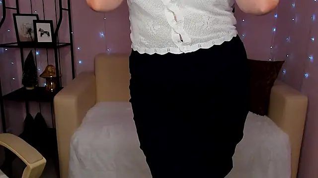 Snapshot of Helens_love chatting on 01/14/25, 05:30 Helens love online show from 01/14/25, 05:30