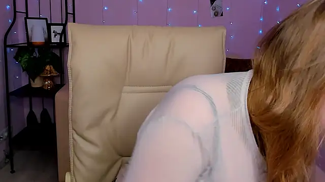Snapshot of Helens_love chatting on 03/15/25, 01:52 Helens love online show from 03/15/25, 01:52