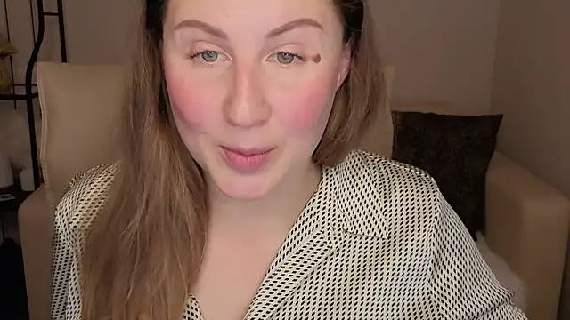 Snapshot of Helens_love chatting on 10/16/25, 01:28 Helens love online show from 10/16/25, 01:28