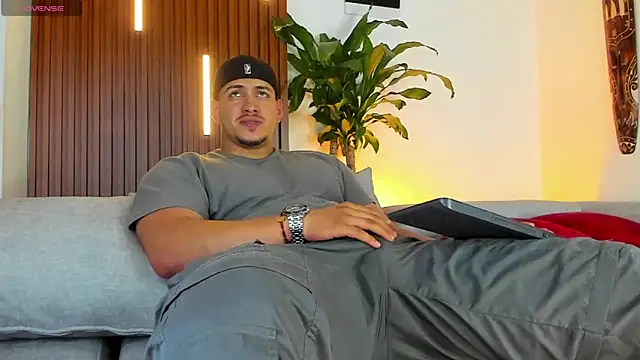 lucasanto  online show from 11/04/25, 01:38