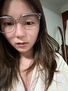 Snapshot of Sweet-Angel999 chatting on 06/27/26, 03:28 Sweet-Angel999 online show from 06/27/26, 03:28