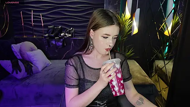 Snapshot of Lily_Moonlight chatting on 01/15/25, 02:02 Lily Moonlight online show from 01/15/25, 02:02