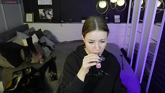 Snapshot of Lily_Moonlight chatting on 03/06/25, 07:47 Lily Moonlight online show from 03/06/25, 07:47