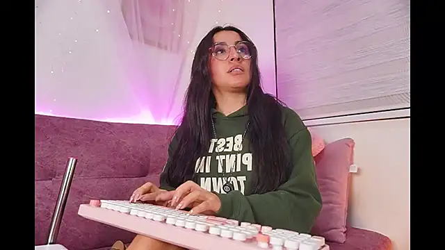 leila petitee  online show from 11/23/25, 02:17