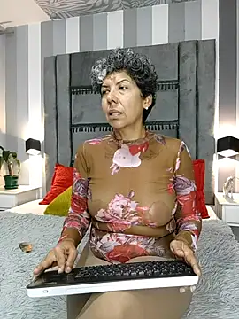 Julianewell online show from 11/25/25, 12:49