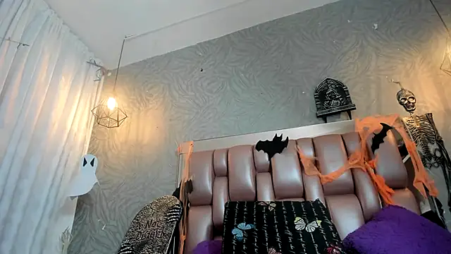 KOURTNEY-- online show from 10/14/25, 01:39