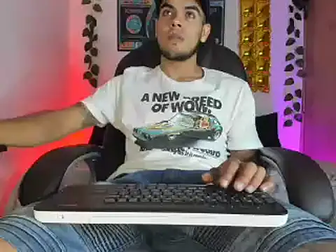 Snapshot of mikee_scooth chatting on 02/02/25, 01:02 mikee scooth online show from 02/02/25, 01:02