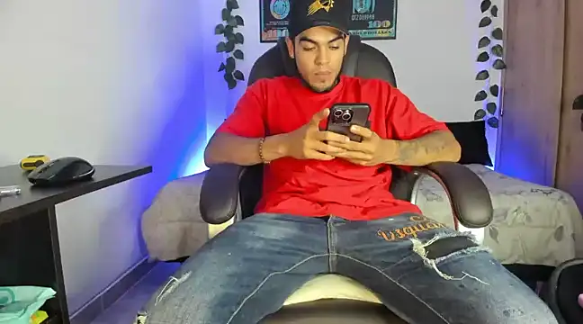 Snapshot of mikee_scooth chatting on 02/19/25, 04:44 mikee scooth online show from 02/19/25, 04:44