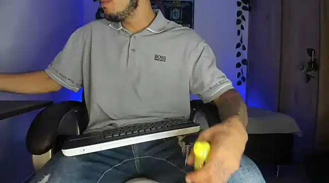 Snapshot of mikee_scooth chatting on 03/14/25, 02:20 mikee scooth online show from 03/14/25, 02:20