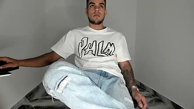 Snapshot of mikee_scooth chatting on 11/18/25, 04:33 mikee scooth online show from 11/18/25, 04:33