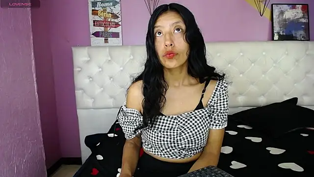 Snapshot of karolinee_66_ chatting on 12/07/24, 05:04 karolinee 66 online show from 12/07/24, 05:04