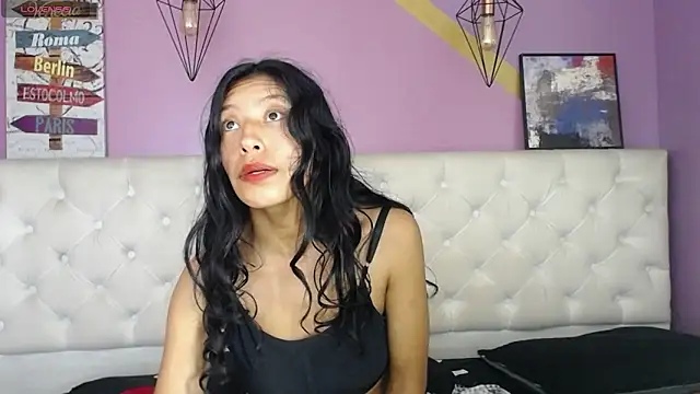 Snapshot of karolinee_66_ chatting on 12/07/24, 08:11 karolinee 66 online show from 12/07/24, 08:11