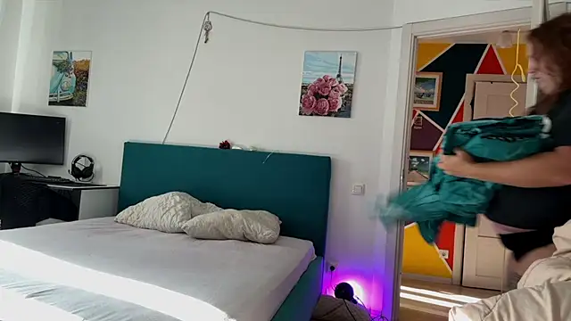 courteous raspberrry online show from 09/25/25, 12:42