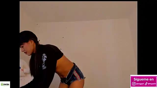 meganthompsonn22 online show from 11/12/25, 01:44