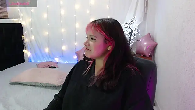 Snapshot of mixie_cute chatting on 12/18/24, 12:32 mixie cute online show from 12/18/24, 12:32