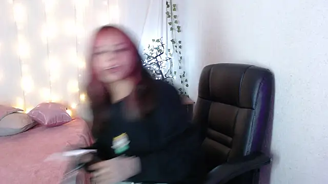 Snapshot of mixie_cute chatting on 01/05/25, 10:08 mixie cute online show from 01/05/25, 10:08