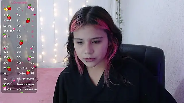 Snapshot of mixie_cute chatting on 01/19/25, 06:32 mixie cute online show from 01/19/25, 06:32