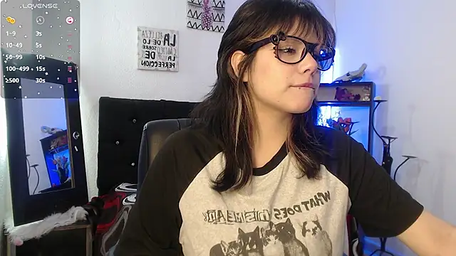 Snapshot of mixie_cute chatting on 11/04/25, 01:32 mixie cute online show from 11/04/25, 01:32