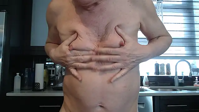 Snapshot of Toy-Daddy chatting on 03/05/25, 03:51 Toy-Daddy online show from 03/05/25, 03:51