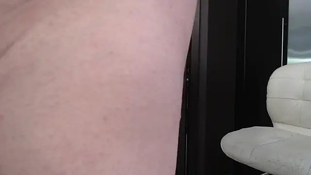 Snapshot of Toy-Daddy chatting on 09/19/25, 03:45 Toy-Daddy online show from 09/19/25, 03:45