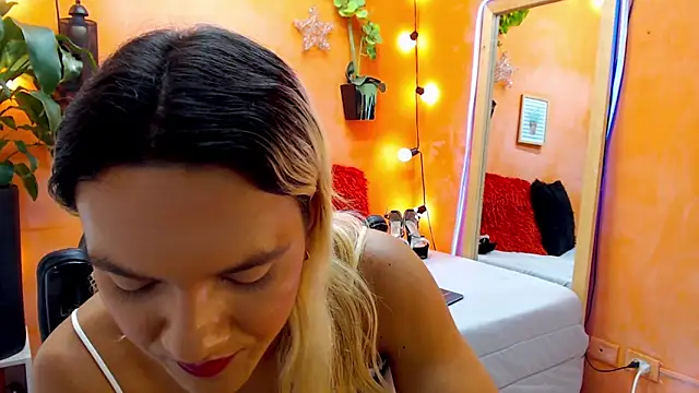 aslyhernandez 7 online show from 12/30/24, 08:36