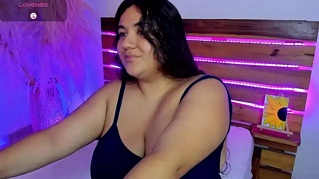 Snapshot of nadine_russo chatting on 05/12/26, 11:35 nadine russo online show from 05/12/26, 11:35