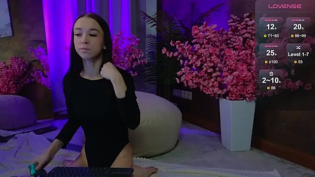 Snapshot of LilithStrangfor chatting on 10/10/25, 09:25 LilithStrangfor online show from 10/10/25, 09:25