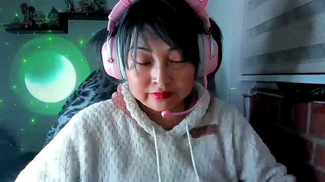 Snapshot of Shaddycute_ chatting on 05/18/26, 03:02 Shaddycute online show from 05/18/26, 03:02