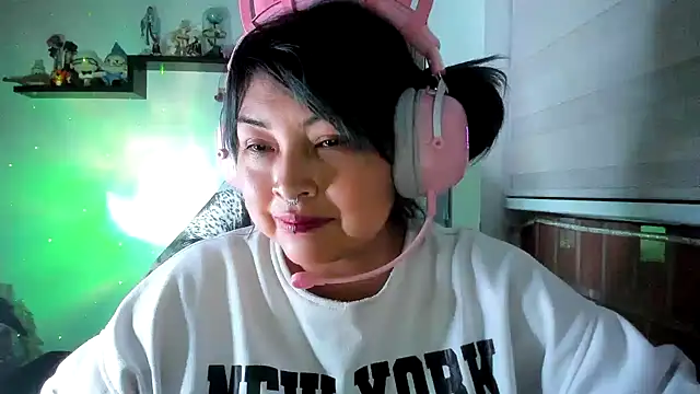 Snapshot of Shaddycute_ chatting on 05/20/26, 03:02 Shaddycute online show from 05/20/26, 03:02