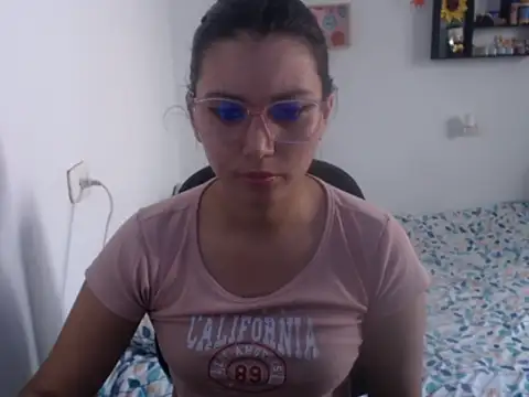 Snapshot of HannaKlein chatting on 12/20/24, 01:54 HannaKlein online show from 12/20/24, 01:54