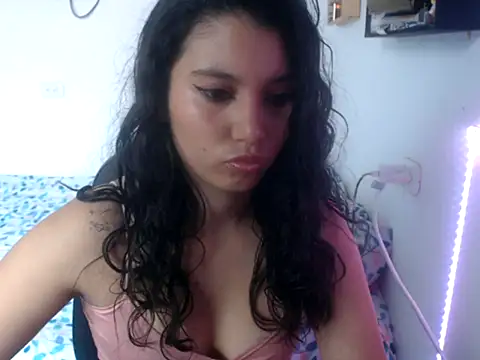 Snapshot of HannaKlein chatting on 10/06/25, 01:08 HannaKlein online show from 10/06/25, 01:08