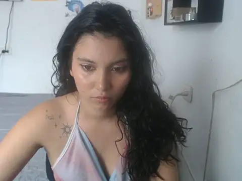 Snapshot of HannaKlein chatting on 11/18/25, 06:01 HannaKlein online show from 11/18/25, 06:01