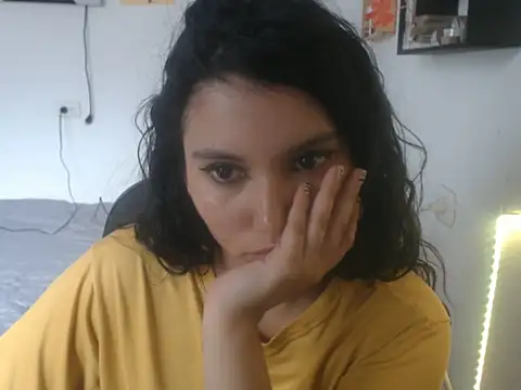 Snapshot of HannaKlein chatting on 11/20/25, 06:18 HannaKlein online show from 11/20/25, 06:18