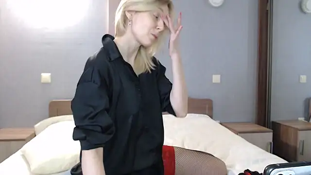 Snapshot of AvelinaLeoni chatting on 03/05/25, 06:01 AvelinaLeoni online show from 03/05/25, 06:01