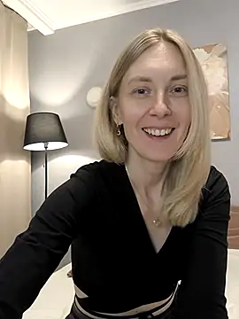 Snapshot of AvelinaLeoni chatting on 10/06/25, 07:50 AvelinaLeoni online show from 10/06/25, 07:50