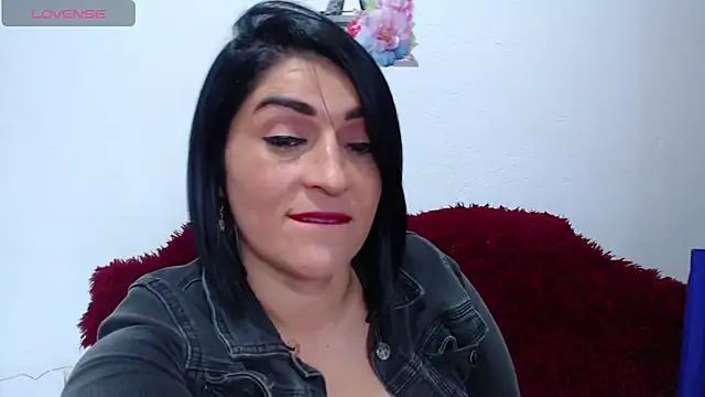 karenlennox1 online show from 03/18/25, 11:42