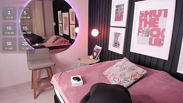 Kayla stern  online show from 11/06/25, 07:37