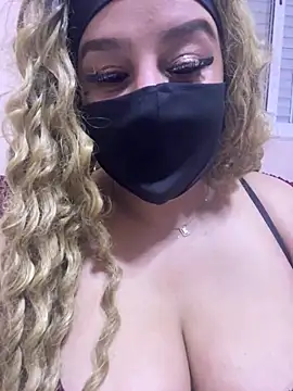 Snapshot of mari_layali chatting on 12/18/24, 01:37 mari layali online show from 12/18/24, 01:37