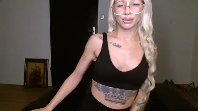 Snapshot of JuicyJanexo chatting on 09/17/25, 04:25 JuicyJanexo online show from 09/17/25, 04:25