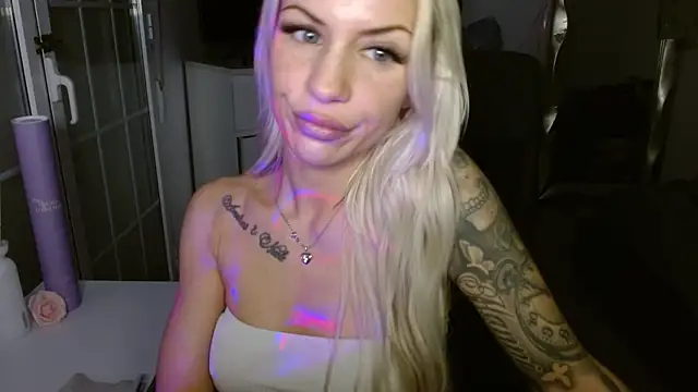 Snapshot of JuicyJanexo chatting on 02/14/26, 08:00 JuicyJanexo online show from 02/14/26, 08:00