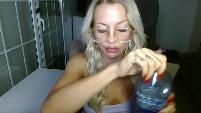 Snapshot of JuicyJanexo chatting on 08/01/26, 04:12 JuicyJanexo online show from 08/01/26, 04:12