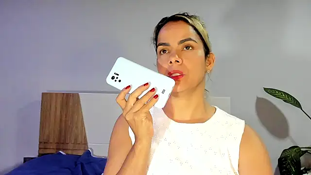 ClaraMariaMon online show from 12/31/24, 11:17