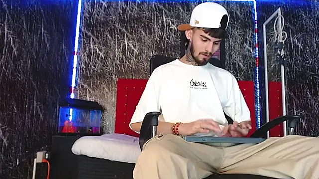 Snapshot of Brutal_Sex_Fucking chatting on 12/11/24, 12:54 Brutal Sex Fucking online show from 12/11/24, 12:54