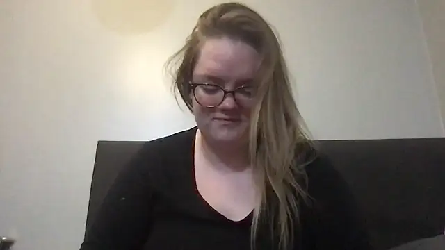 honeyyy24 online show from 11/08/25, 11:14