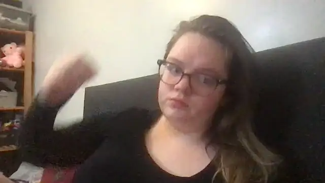 honeyyy24 online show from 12/15/25, 09:19