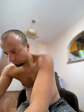 Nikolaiyy online show from 10/18/25, 02:25