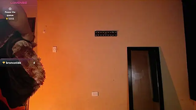 Snapshot of goddess_valXX chatting on 06/08/26, 10:37 goddess valXX online show from 06/08/26, 10:37