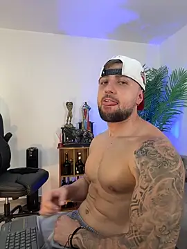 Snapshot of OwenMaximus814 chatting on 10/14/25, 07:03 OwenMaximus814 online show from 10/14/25, 07:03